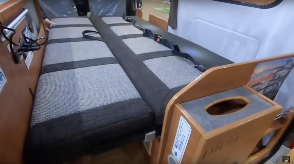 キャンピングカー広島社のカレントキャンパーピコのベッド